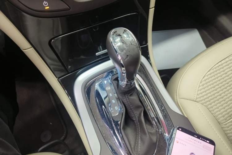 Used Buick Regal 2015 2.0L Leading Fashion Edition Gear Lever