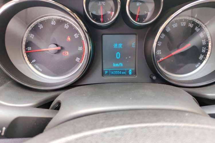 Used Buick Regal 2015 1.6T Leading Technology Model Odometer Close Up