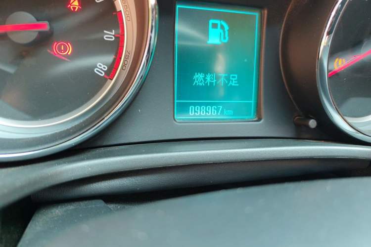 Used Buick Regal 2015 1.6T Fashion Tech Model Odometer Close Up