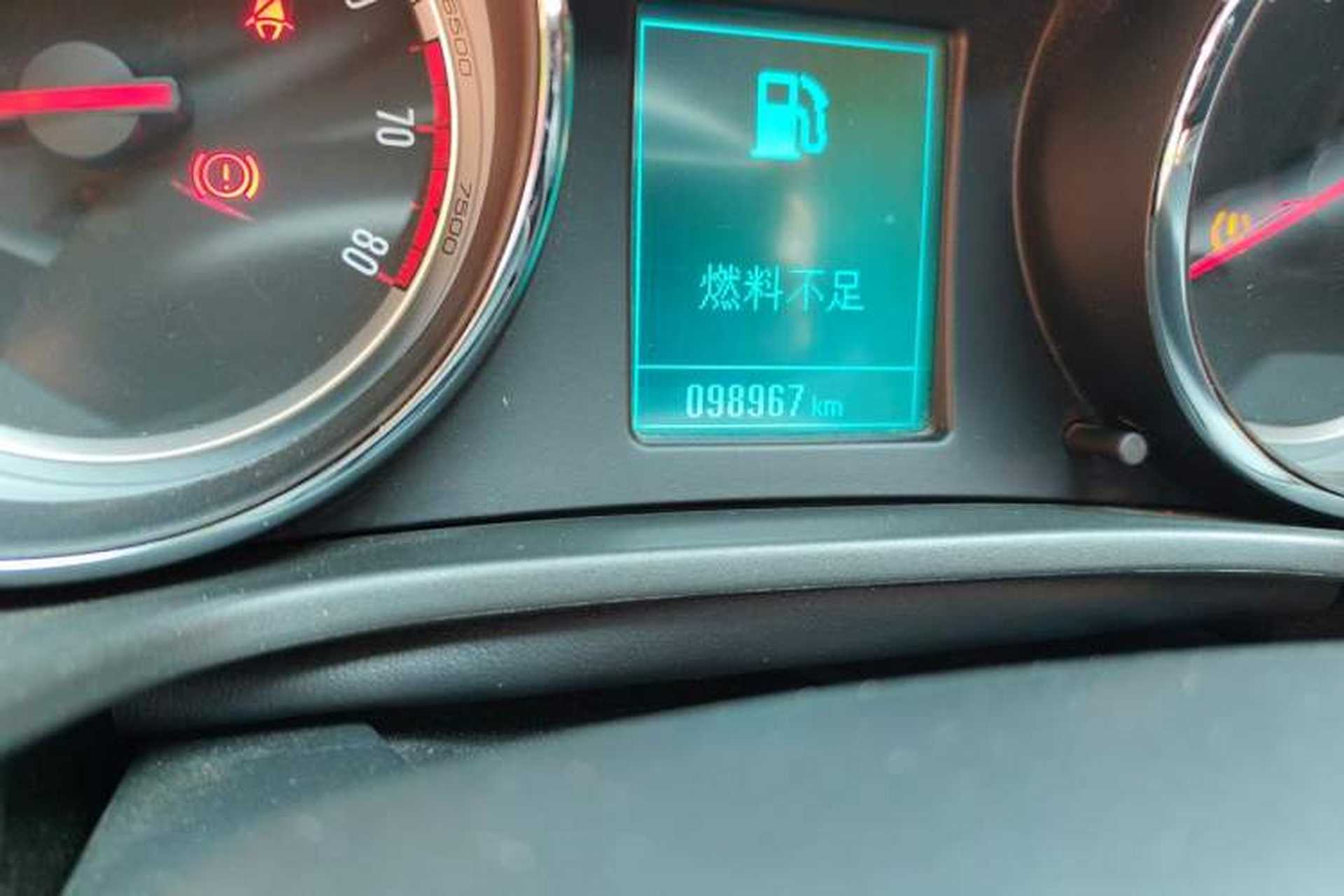 Used Buick Regal 2015 1.6T Fashion Tech Model Odometer Close Up