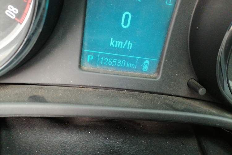 Used Buick Regal 2015 1.6T Leading Technology Model Odometer Close Up