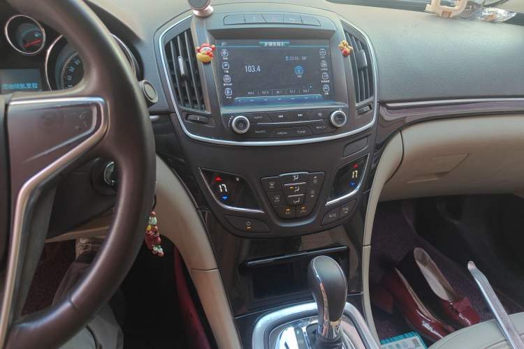 Used Buick Regal 2015 2.0L Leading Fashion Edition Audio And AC Panel