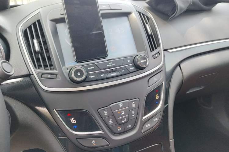 Used Buick Regal 2015 1.6T Leading Technology Model Audio And AC Panel