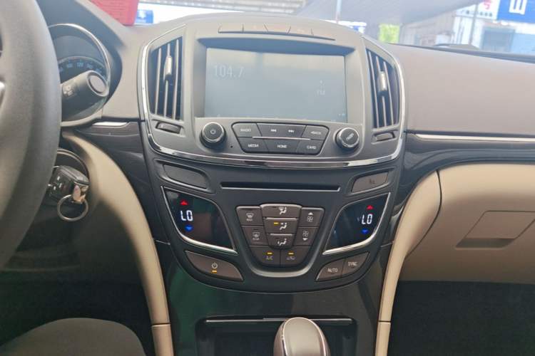 Used Buick Regal 2015 2.0L Leading Fashion Edition Audio And AC Panel