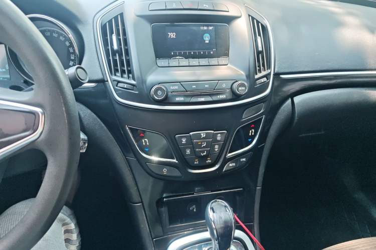 Used Buick Regal 2015 1.6T Leading Technology Model Audio And AC Panel