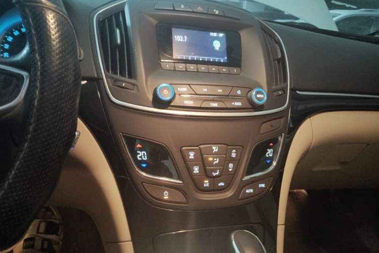 Used Buick Regal 2015 2.0L Leading Fashion Edition Audio And AC Panel