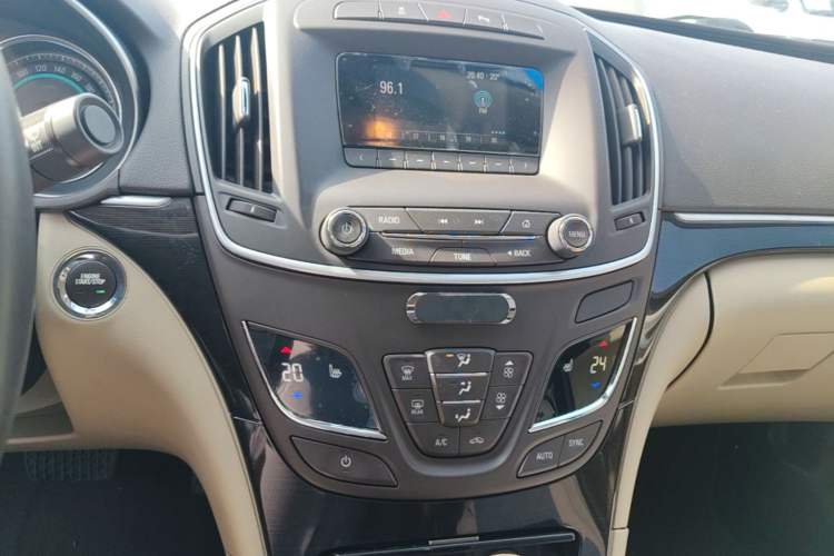 Used Buick Regal 2015 2.0L Elite Fashion Edition Audio And AC Panel