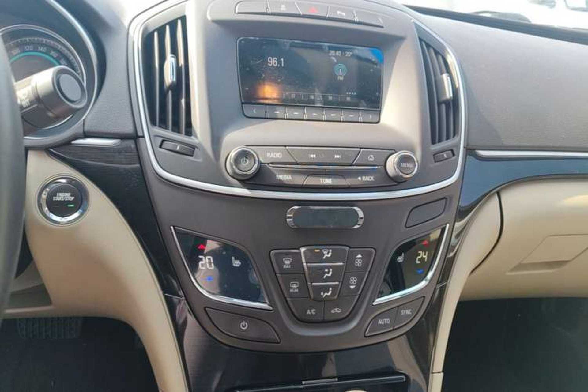 Used Buick Regal 2015 2.0L Elite Fashion Edition Audio And AC Panel