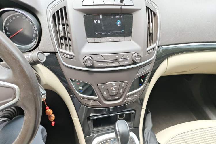 Used Buick Regal 2015 2.0L Leading Fashion Edition Audio And AC Panel