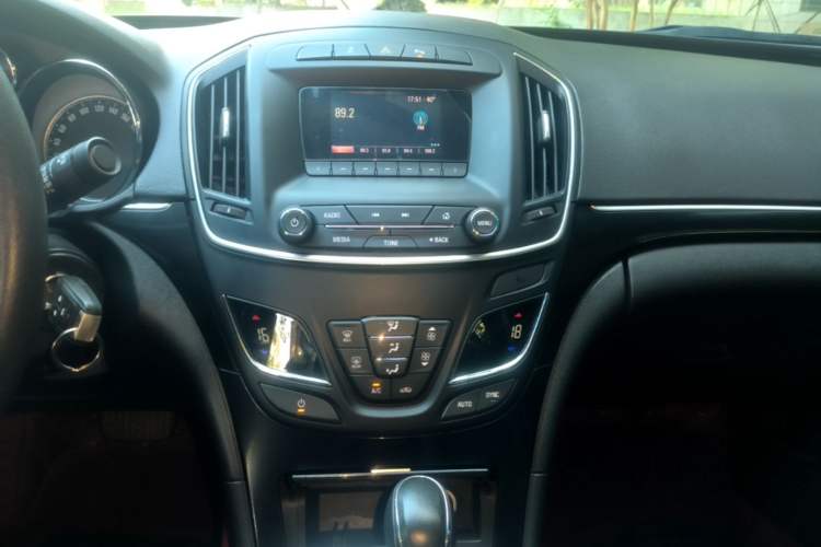 Used Buick Regal 2015 1.6T Leading Technology Model Audio And AC Panel