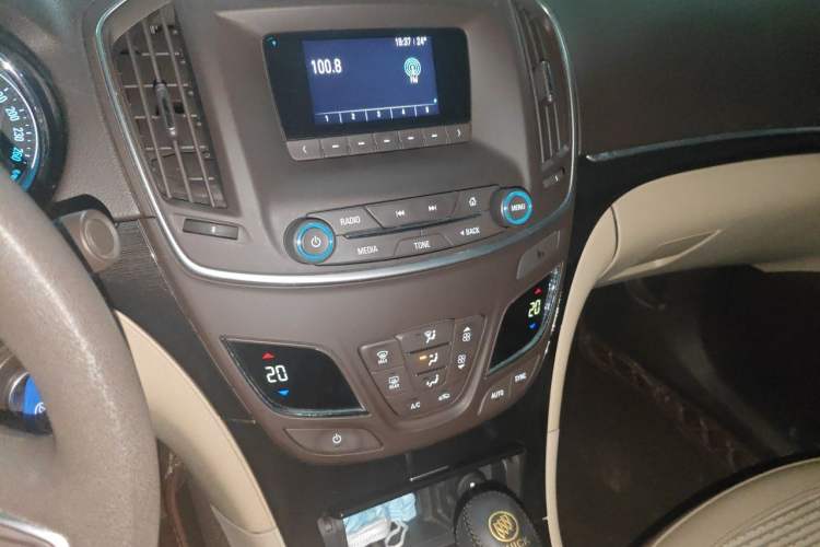 Used Buick Regal 2015 2.0L Leading Fashion Edition Audio And AC Panel