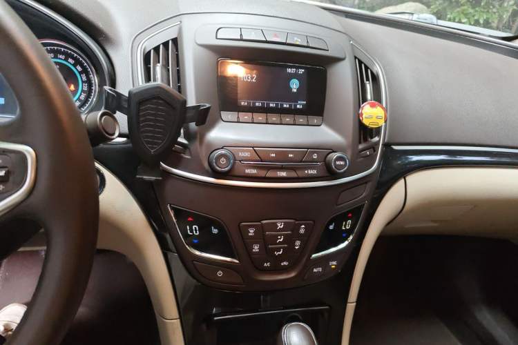 Used Buick Regal 2015 2.0L Elite Fashion Edition Audio And AC Panel