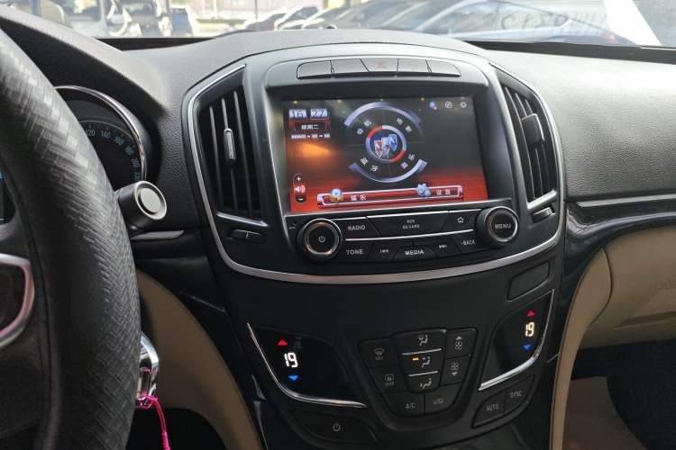 Used Buick Regal 2015 2.0L Leading Fashion Edition Audio And AC Panel