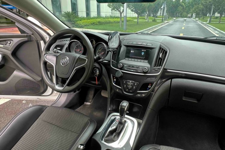 Used Buick Regal 2015 1.6T Leading Technology Model Audio And AC Panel