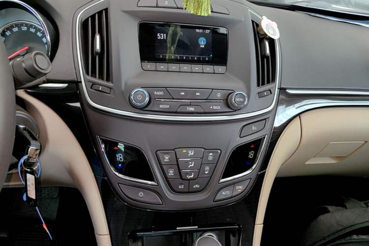 Used Buick Regal 2015 2.0L Leading Fashion Edition Audio And AC Panel
