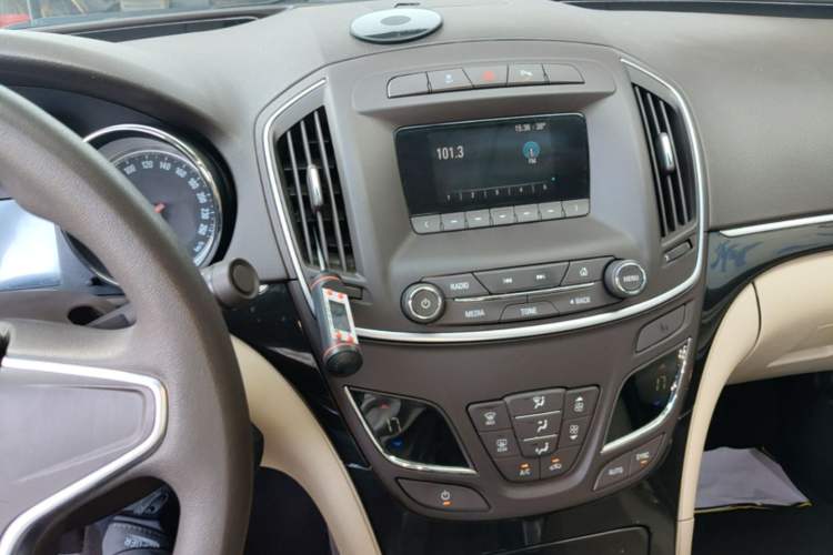 Used Buick Regal 2015 2.0L Leading Fashion Edition Audio And AC Panel