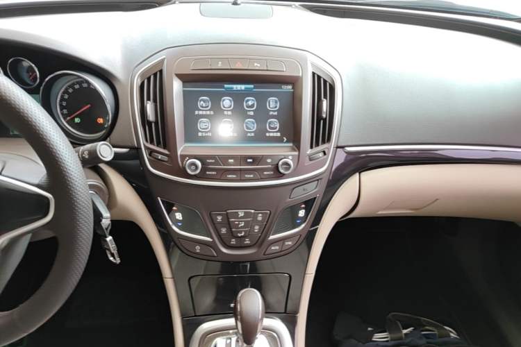 Used Buick Regal 2015 2.0L Leading Fashion Edition Audio And AC Panel