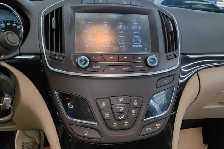 Used Buick Regal 2015 2.0L Leading Fashion Edition Audio And AC Panel