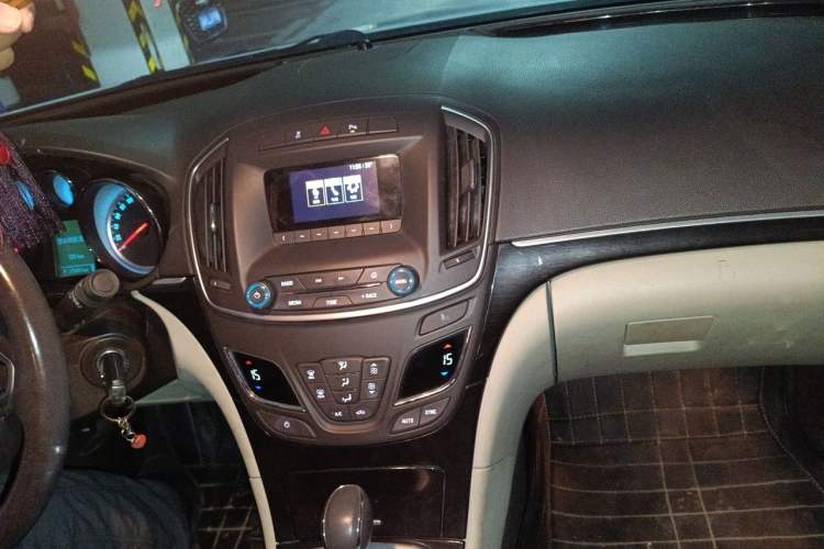 Used Buick Regal 2015 2.0L Leading Fashion Edition Audio And AC Panel