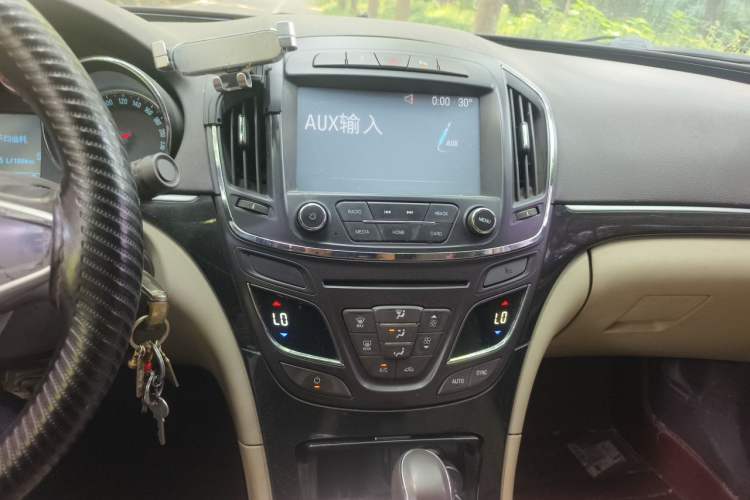 Used Buick Regal 2015 2.0L Leading Fashion Edition Audio And AC Panel