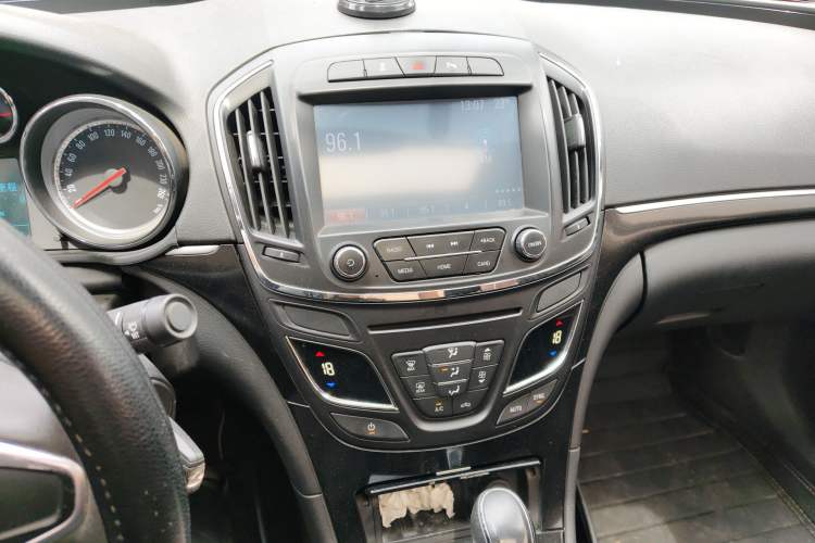 Used Buick Regal 2015 1.6T Leading Technology Model Audio And AC Panel