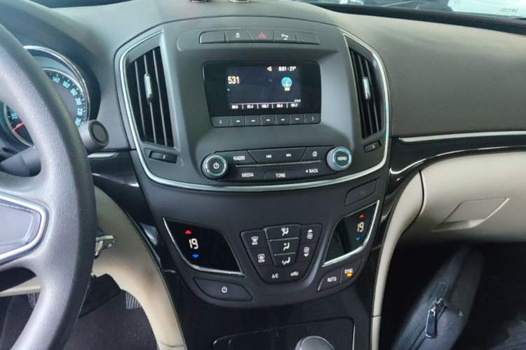 Used Buick Regal 2015 2.0L Leading Fashion Edition Audio And AC Panel