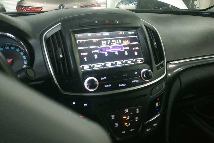 Used Buick Regal 2015 1.6T Leading Technology Model Audio And AC Panel