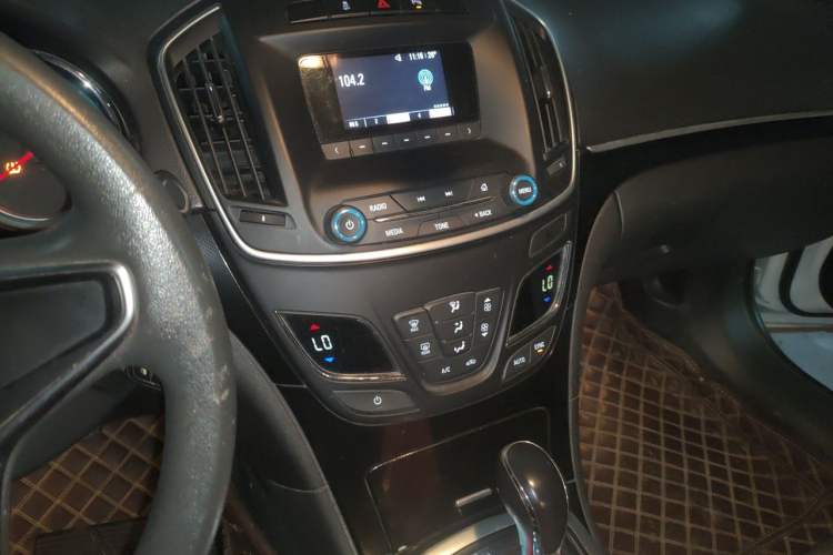 Used Buick Regal 2015 1.6T Leading Technology Model Audio And AC Panel
