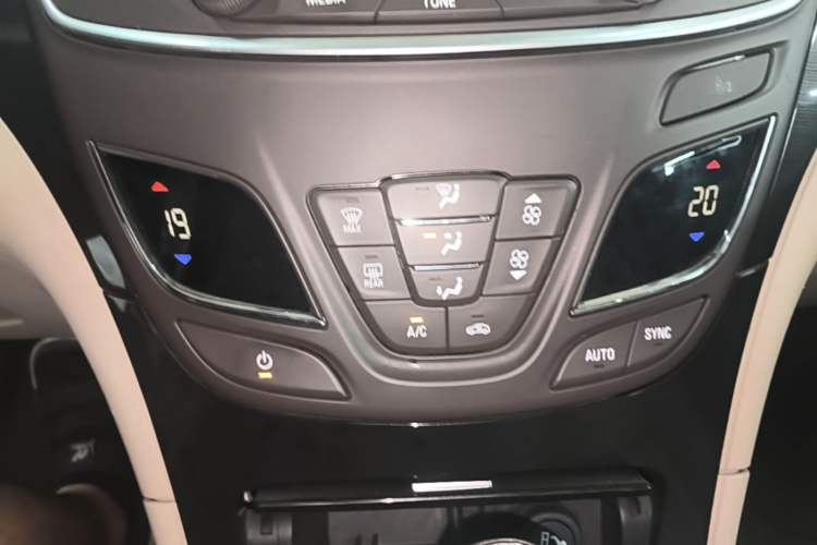Used Buick Regal 2015 2.0L Leading Fashion Edition Audio And AC Panel