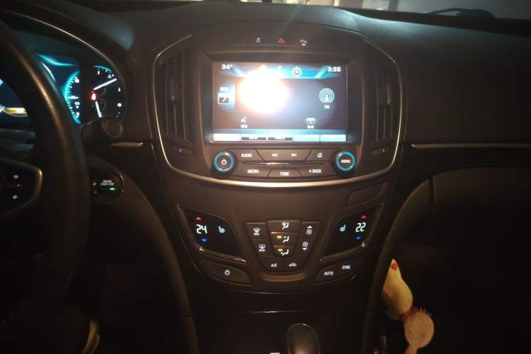 Used Buick Regal 2015 1.6T Elite Tech Model Audio And AC Panel