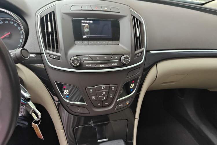 Used Buick Regal 2015 2.0L Leading Fashion Edition Audio And AC Panel