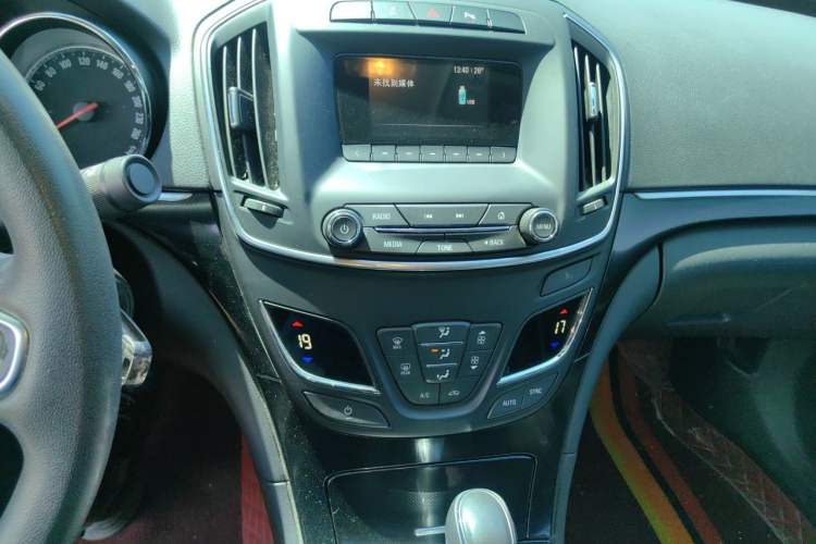 Used Buick Regal 2015 1.6T Leading Technology Model Audio And AC Panel