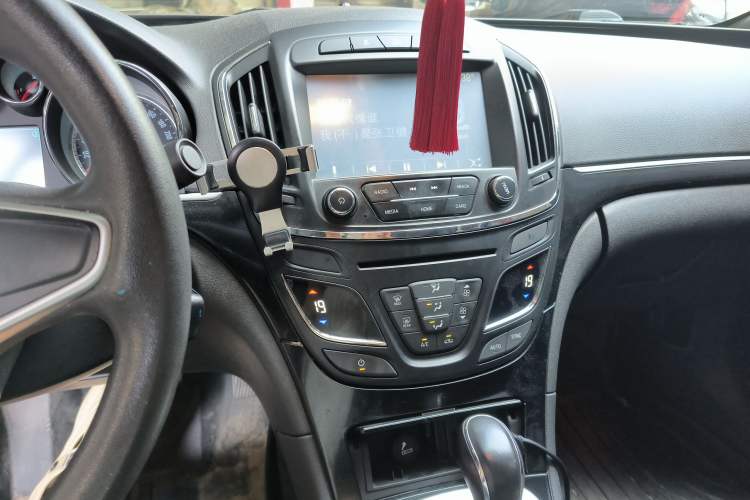 Used Buick Regal 2015 1.6T Leading Technology Model Audio And AC Panel