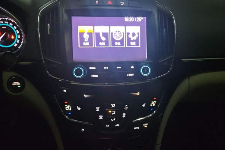 Used Buick Regal 2015 2.0L Elite Fashion Edition Audio And AC Panel