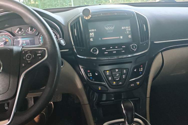 Used Buick Regal 2015 2.0L Elite Fashion Edition Audio And AC Panel