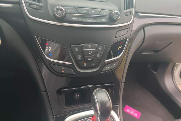 Used Buick Regal 2015 1.6T Leading Technology Model Audio And AC Panel