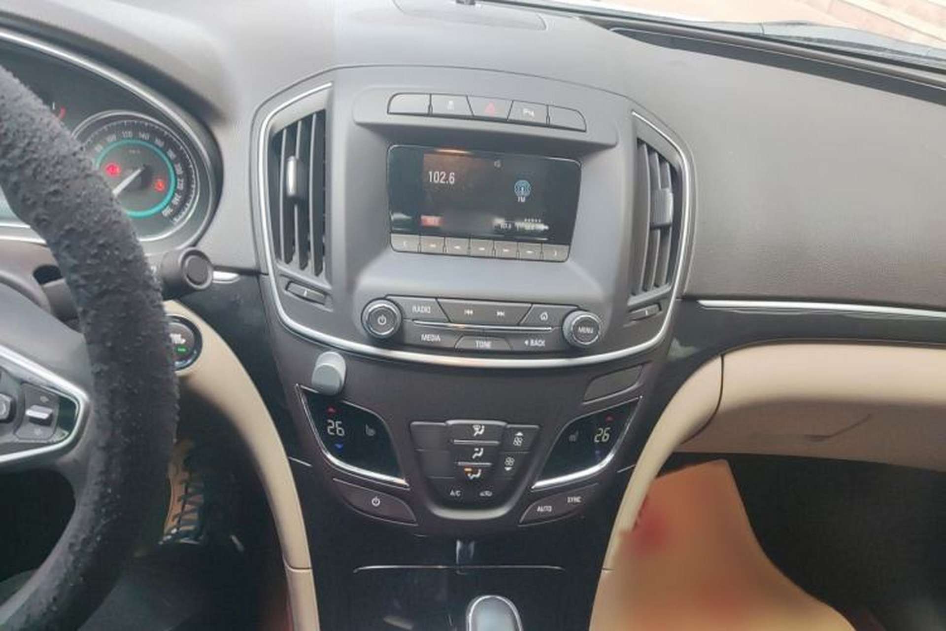 Used Buick Regal 2015 2.0L Elite Fashion Edition Audio And AC Panel