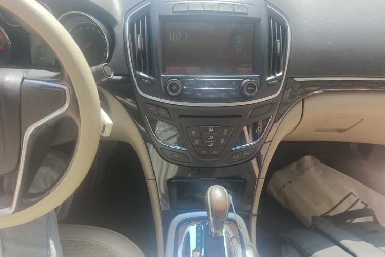 Used Buick Regal 2015 2.0L Leading Fashion Edition Audio And AC Panel