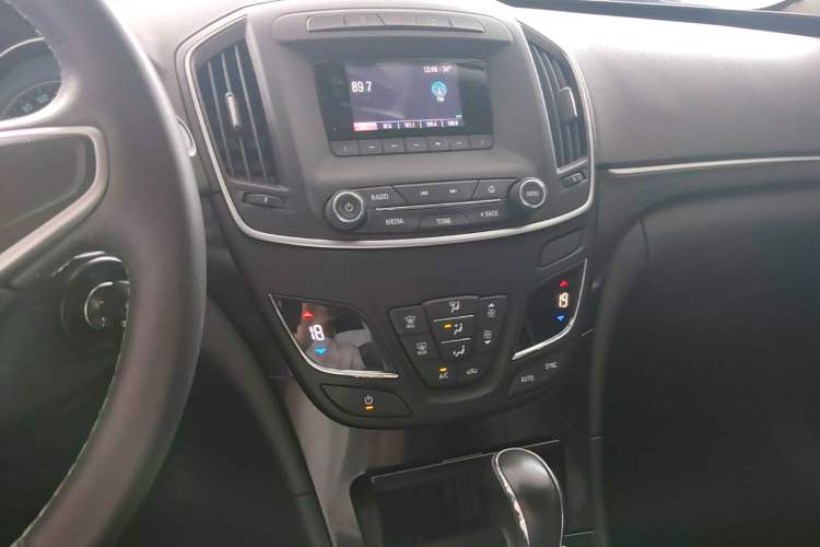 Used Buick Regal 2015 1.6T Leading Technology Model Audio And AC Panel
