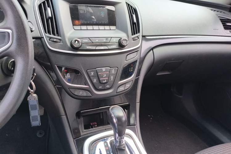 Used Buick Regal 2015 1.6T Leading Technology Model Audio And AC Panel