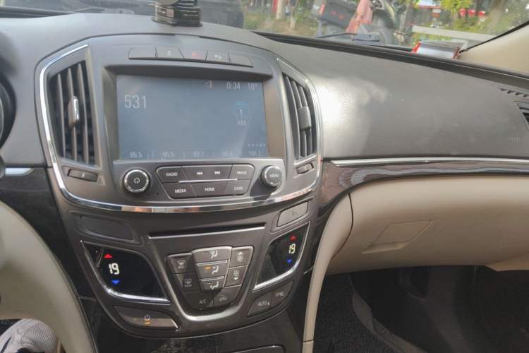 Used Buick Regal 2015 2.0L Leading Fashion Edition Audio And AC Panel