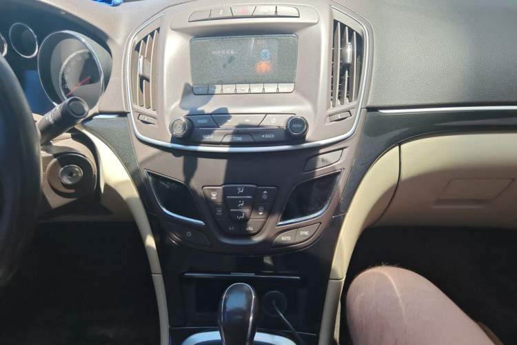 Used Buick Regal 2015 2.0L Leading Fashion Edition Audio And AC Panel