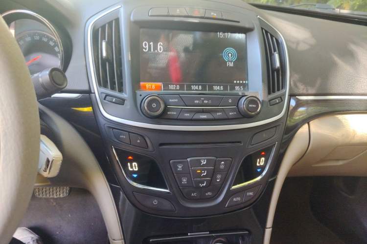 Used Buick Regal 2015 2.0L Leading Fashion Edition Audio And AC Panel