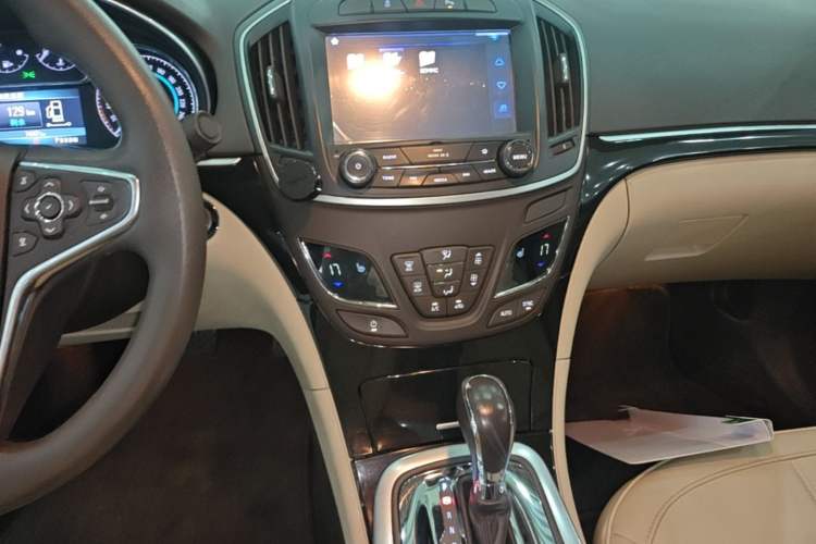 Used Buick Regal 2015 2.0L Elite Fashion Edition Audio And AC Panel