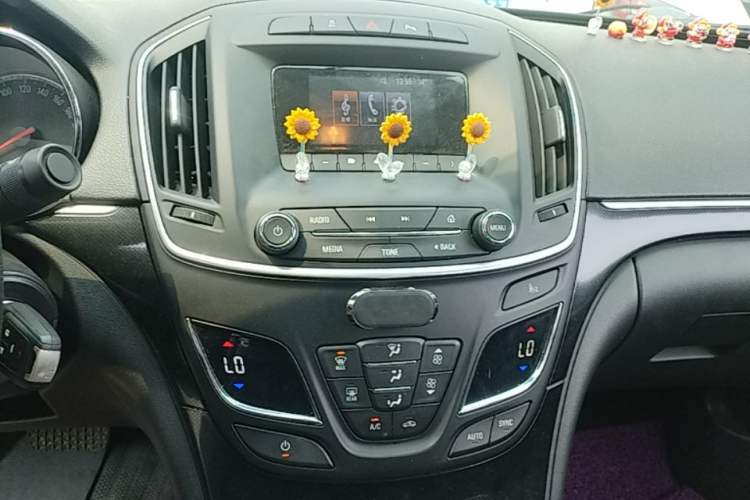 Used Buick Regal 2015 1.6T Leading Technology Model Audio And AC Panel