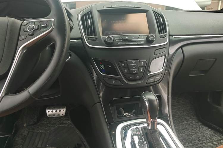 Used Buick Regal 2015 1.6T Elite Tech Model Audio And AC Panel