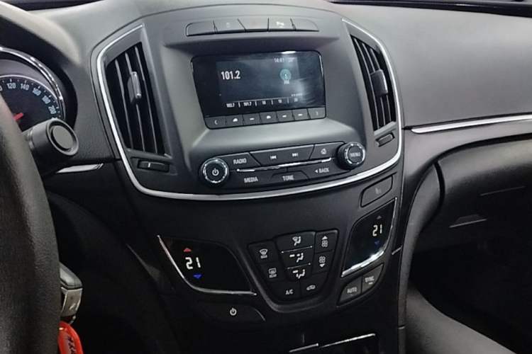 Used Buick Regal 2015 1.6T Leading Technology Model Audio And AC Panel