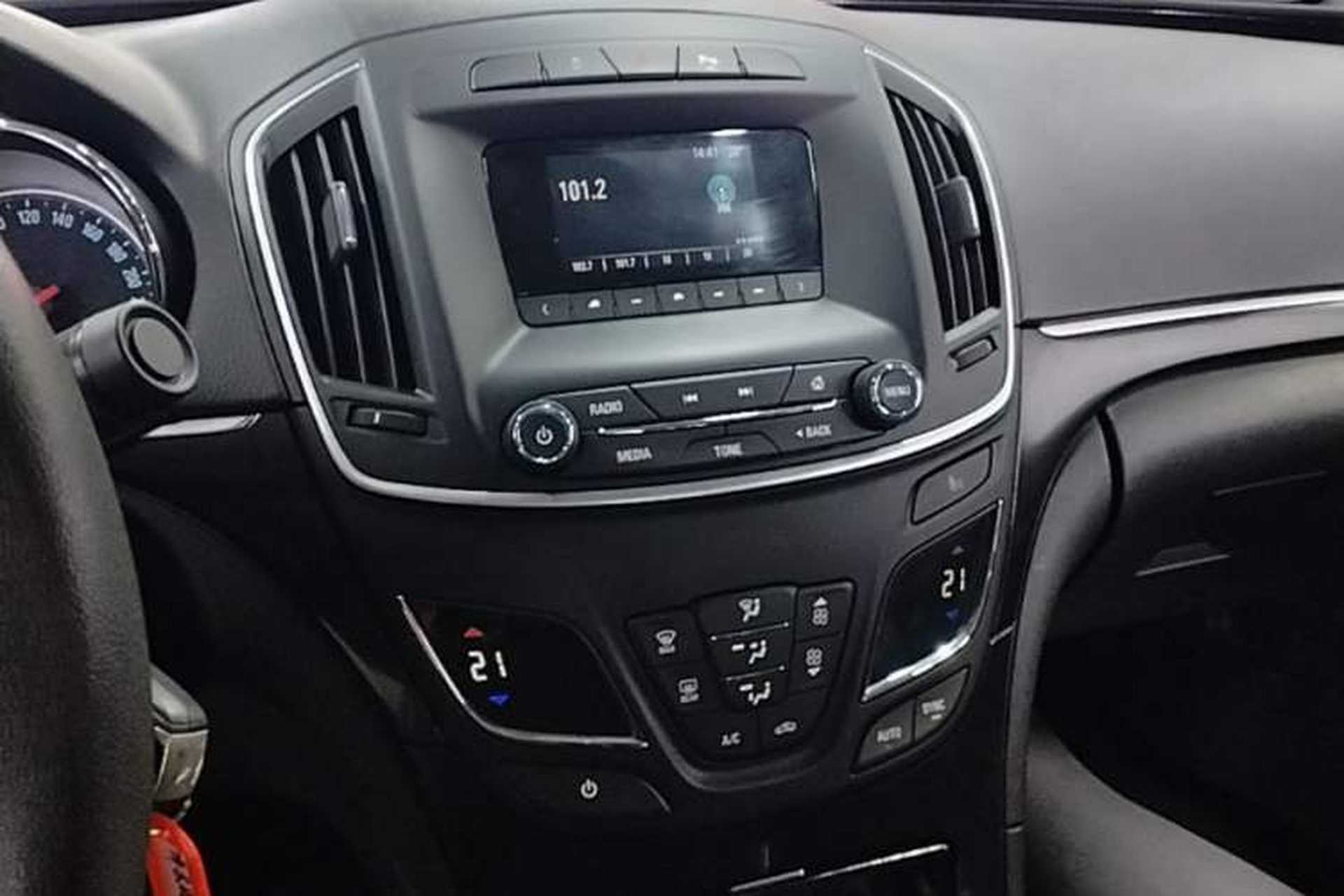 Used Buick Regal 2015 1.6T Leading Technology Model Audio And AC Panel