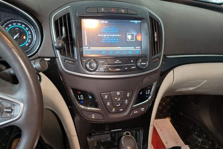 Used Buick Regal 2015 2.0L Elite Fashion Edition Audio And AC Panel