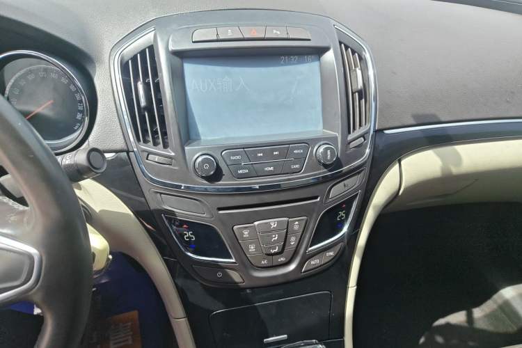 Used Buick Regal 2015 2.0L Leading Fashion Edition Audio And AC Panel